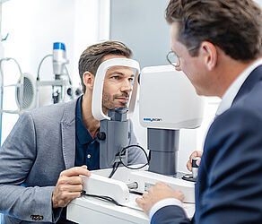 Mann bekommt Augenanalyse mit EasyScan