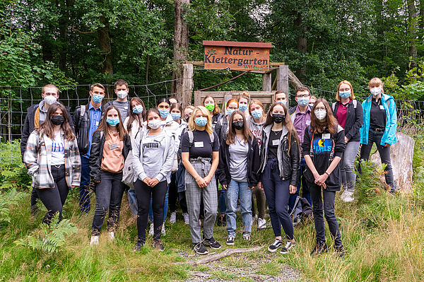 Gruppe Auszubildender vor dem Klettergarten im Wildwald Voßwinkel