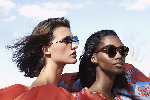 Zwei Frauen mit Carolina Herrera Sonnenbrillen