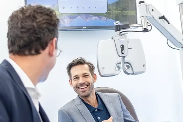 Mann_bekommt_von_Optiker_kostenlosen_3D_Sehtest